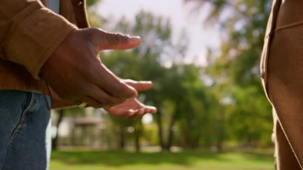 父亲在公园的特写镜头中牵着女儿的手。家庭支持感情联系. — 图库视频影像
