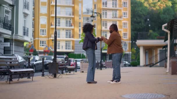 男人向站在城市街道上的心烦意乱的女孩道歉.关系问题概念 — 图库视频影像