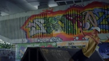 Aktif kaykaycı kaykay pistinde kaykay yarışmasına hazırlanıyor..