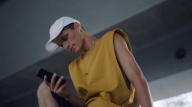 Neşeli hippi akıllı telefon ekranı. Video izleyen yakışıklı adam. 