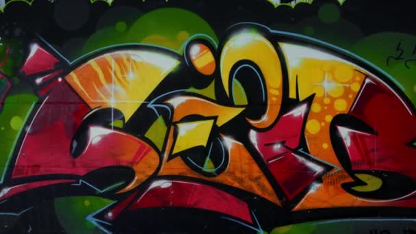 Falfestmény fényes színes graffitivel a gördeszka parkban. Gyönyörű graffiti.. — Stock videók
