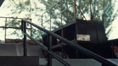 Paten parkında patenle atlayan enerjik bir adam. Atlama numarası yapan adam.. 