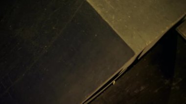 Paten parkında serbest stil oturumunda enerji patencisi numara yapıyor..