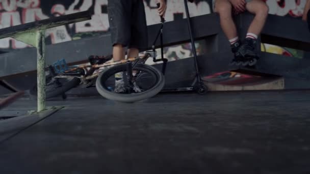 Aktivní jezdec skateboarding venku. Skateboardista na palubě. — Stock video