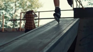 Kentteki kaykay parkında aşırı hızlı giden patenci.. 