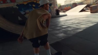Hippi adam kaykay parkında kaykayla ekstrem spordan hoşlanıyor.. 