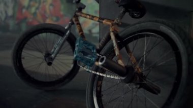 Kaykay parkında sıradan bir BMX bisikleti. Kaykay parkında bisiklet tekerlekleri. 