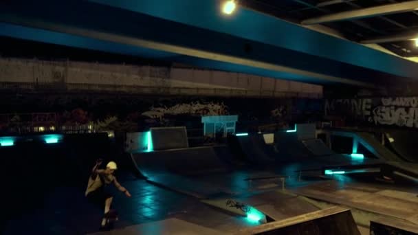 Sporty athlete preparing skateboard competition on ramp at night skate park. — Stock Video