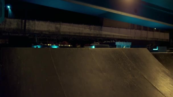 경쟁적 인 롤러스케이트 선수가 스케이트 공원에서 연습 합니다. 극성인 롤러스케이트. — 비디오