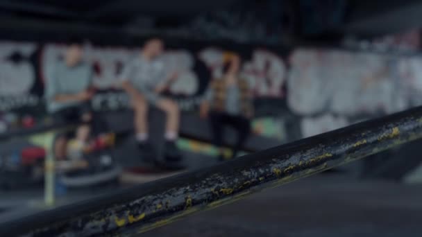 Patinador ativo executando truques ferroviários fora. Homem praticando no parque de skate. — Vídeo de Stock