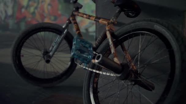 Casual bmx cykel står tillsammans på skate park. Cykelhjul på skatepark. — Stockvideo