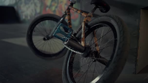 Bmx rower graffiti tle ściany. zbliżenie bmx rower parking na skateparku. — Wideo stockowe