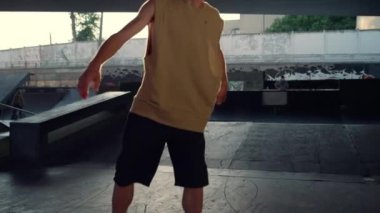 Şehir kaykay parkında kaykay yapan ekstrem kaykaycı. Adam kaykay yapıyor.