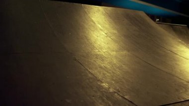 Ekstrem Bmx motorcusu gece dışarıda bisikletle rampadan atlıyor.. 