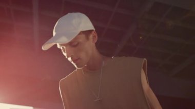 Aktif genç kaykay üzerinde atlama numarası yapıyor. Kaykay pistinde.. 