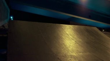 Bmx bisikleti, kaykay rampası ve kaykay parkında birlikte antrenman yapan genç sporcular.. 