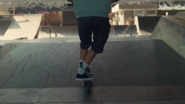 Mladý skútr jezdec předvádí triky v skate parku. Aktivní volný čas venku. — Stock video