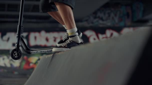 Teenage přátelé školení dovednosti na skútru a skateboard v městském prostředí. — Stock video