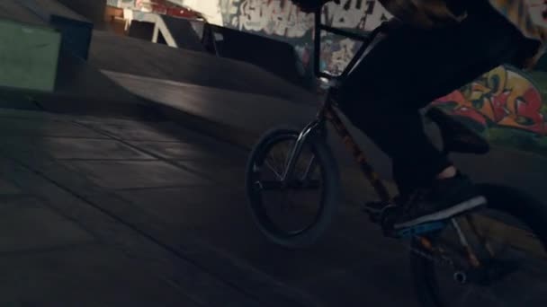 Milenial motociclista hipster carreras con bmx bicicleta en rampa para el ocio activo. — Vídeo de stock