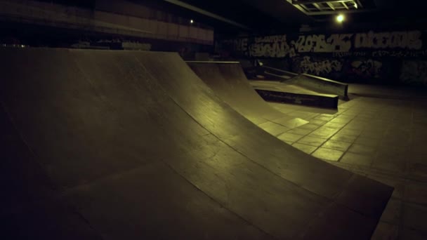 Teenage riders preparing competition together at evening skatepark. — Stock video