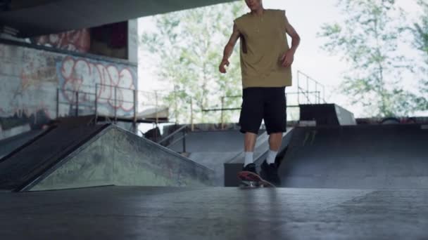 Екстремальний підлітковий скейтбординг у міському скейтпарку. Підліток катається на ковзанах . — стокове відео