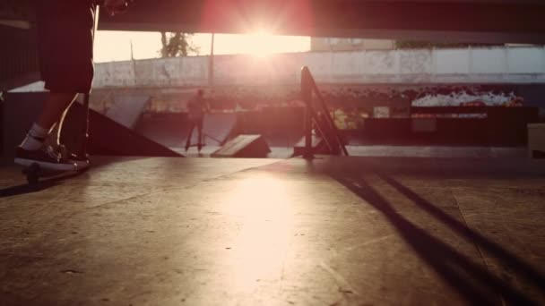 스케이트 공원에서 램프 위에서 묘기를 부리는 뚱뚱 한 남자. 스쿠터타기 점프. — 비디오