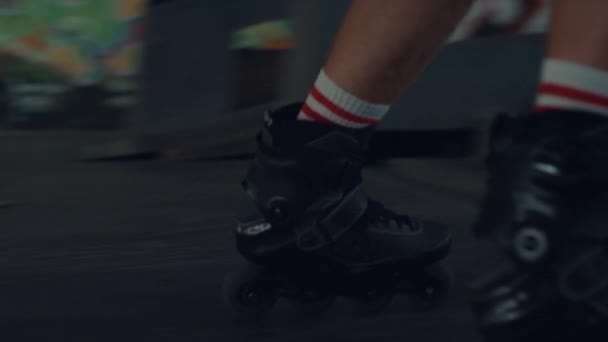 都会のスケートパークでジャンプトリックを行うヒップスター。ティーンジェットスケートでランプ. — ストック動画
