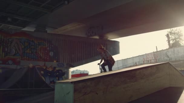 壁に落書きでスケートパークで極端な男性のトレーニングトリック。ライダーレース. — ストック動画