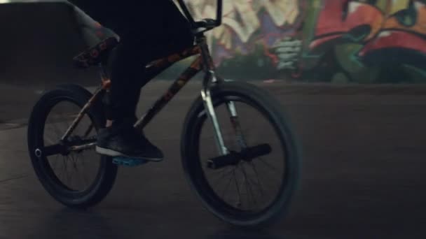 Motocyklista robi sztuczki w skateparku. Aktywny zawodnik wyścigowy na rowerze dla przyjemności. — Wideo stockowe