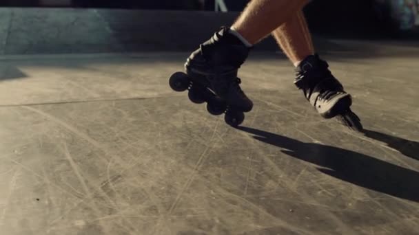 Progressive teenager skating professionally at sunset in urban skate park. — Stock Video