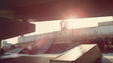 Kaykay parkındaki serbest stil oturumunda aktif bmx sürücüsü numara yapıyor.