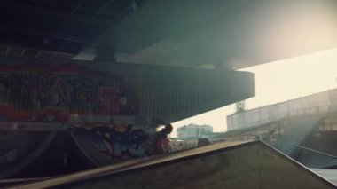 Şehir kaykay parkında birlikte at süren aktif insanlar. Arkadaşlar dışarıda çalışıyor.