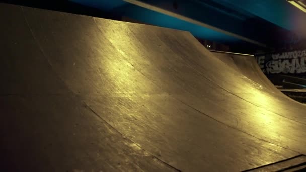 Sportowe nastolatki trening umiejętności razem na skuterze, bmx rower w nocy skatepark. — Wideo stockowe