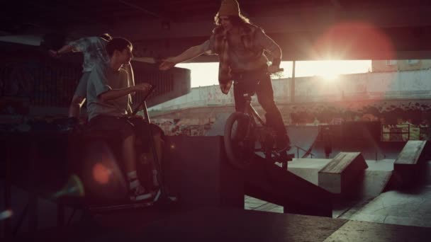 Sportliche Jugendliche üben gemeinsam im Skatepark. Aktive geben fünf. — Stockvideo