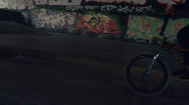 Kaykay parkında etkin BMX binicilik eğitimi. Rampada bisiklet yarışıyor.. 