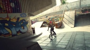 Şehirdeki BMX bisikleti üzerinde zıplama numarası yapan bir genç. Aşırı yaşam tarzı.