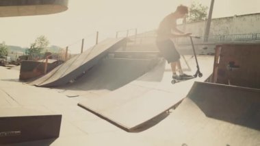 Kentsel kaykay parkında scooter 'da ekstrem sürücüler başarısız oluyor. Spor etkinliği zamanı.