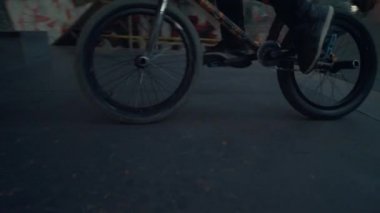 Extreme motorcu yarış bmx bisiklet Aktif spor eğlencesi için kaykay parkında rampada. 