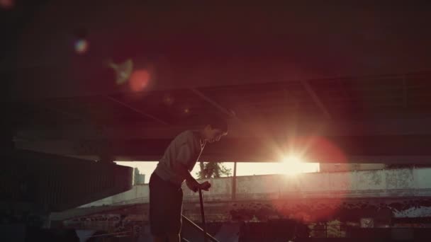 Спортивний спортсмен готує змагання з сонячних променів в міському парку скайп . — стокове відео