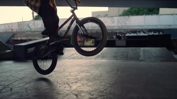 Actieve bmx fietser springen op fiets ligstoelen. Kerel die sprong stunt uitvoert. — Stockvideo