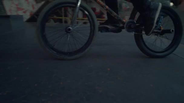 Extreme motociclista corrida bmx bicicleta em rampa no skatepark para lazer esporte ativo. — Vídeo de Stock