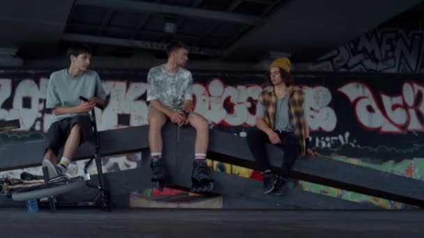Millennial chlapec předvádí skateboard triky venku. Man jumping on skate. — Stock video