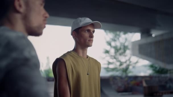 Amis détendus communiquant ensemble skate park. Cavaliers discutant en plein air. — Video