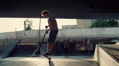 Scooter, kaykay, paten ve bmx motorla tehlikeli numaralar yapan arkadaşlar.