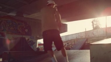 Paten parkında birlikte antrenman yapan genç sporcular. Arkadaş etkinliği alıştırması