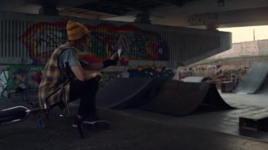 Patenci eğitimi almış şık bir adam cep telefonuyla video kaydı yapıyor.. 