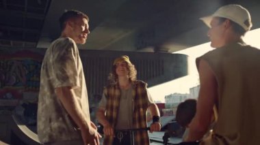 Genç arkadaşlar kaykay parkında sosyalleşiyorlar. Gençler kaykay parkında dinleniyor