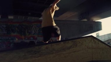 Gençler kaykay, paten, bmx bisiklet kentsel alanlarında atlama numarası yapıyor..