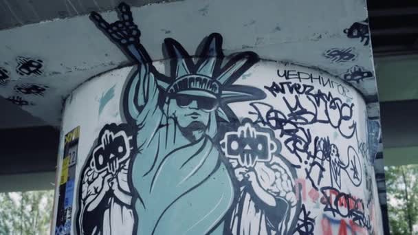 Μοντέρνο άγαλμα της ελευθερίας στη στήλη του skate park. Γκράφιτι στον τοίχο. — Αρχείο Βίντεο