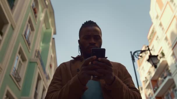 Homme concentré utilisant smartphone marche portrait de rue. Concept de réseaux sociaux. — Video